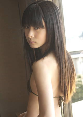 森下真依の長い黒髪の女の子の背中
