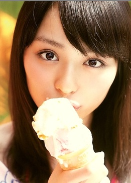 内田理央ソフトクリームを舐める美女.jpg