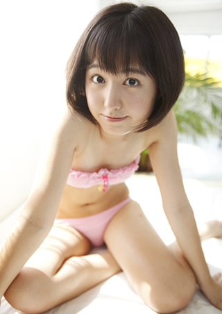 前田美里ピンク色のチューブトップ水着.jpg
