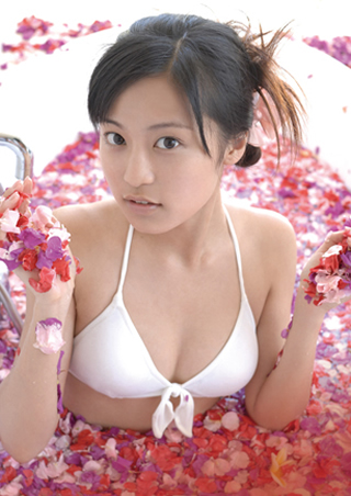小島瑠璃子の白ビキニ水着.jpg
