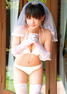篠原ゆりウエディングドレスと水着.jpg